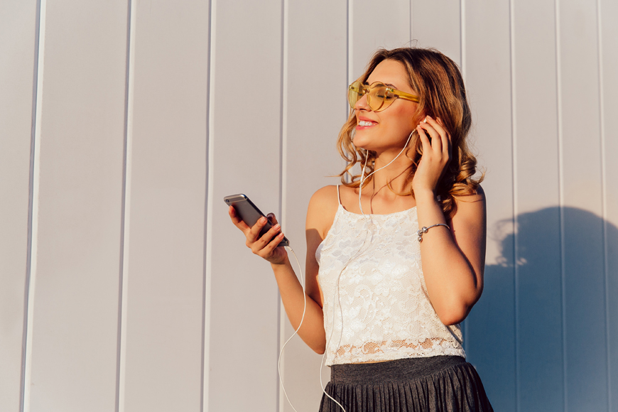 She phone her friend